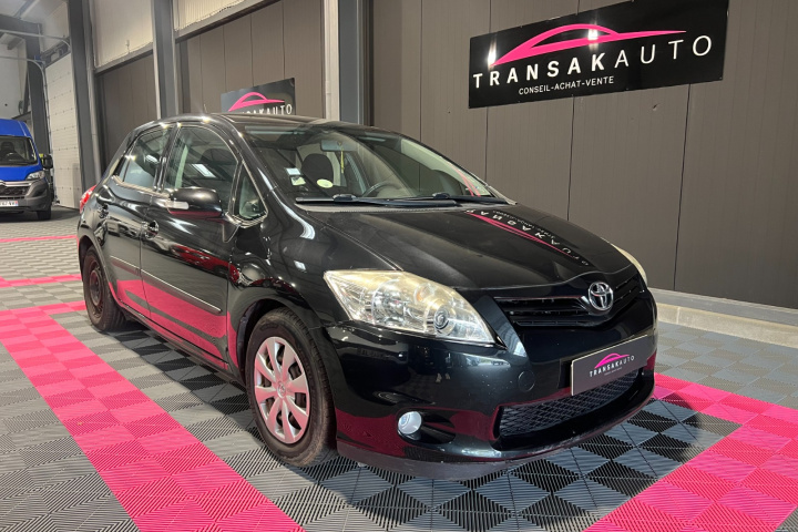 TOYOTA AURIS