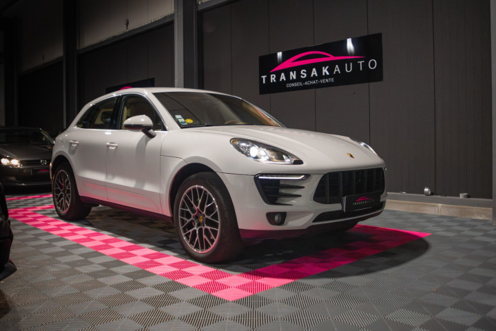 PORSCHE MACAN